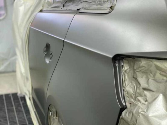 Carrozzeria con fondo argento in cabina di verniciatura