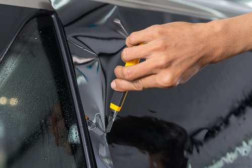 Applicazione di pellicola oscurante sui cristalli auto