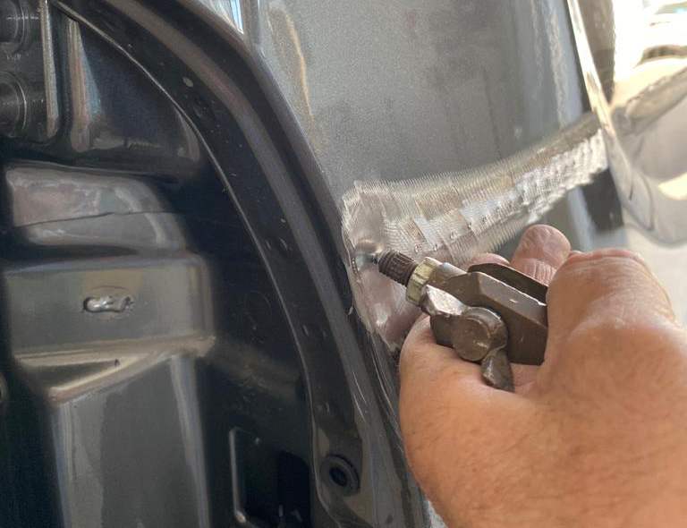 Smontaggio e analisi delle componenti di carrozzeria danneggiate