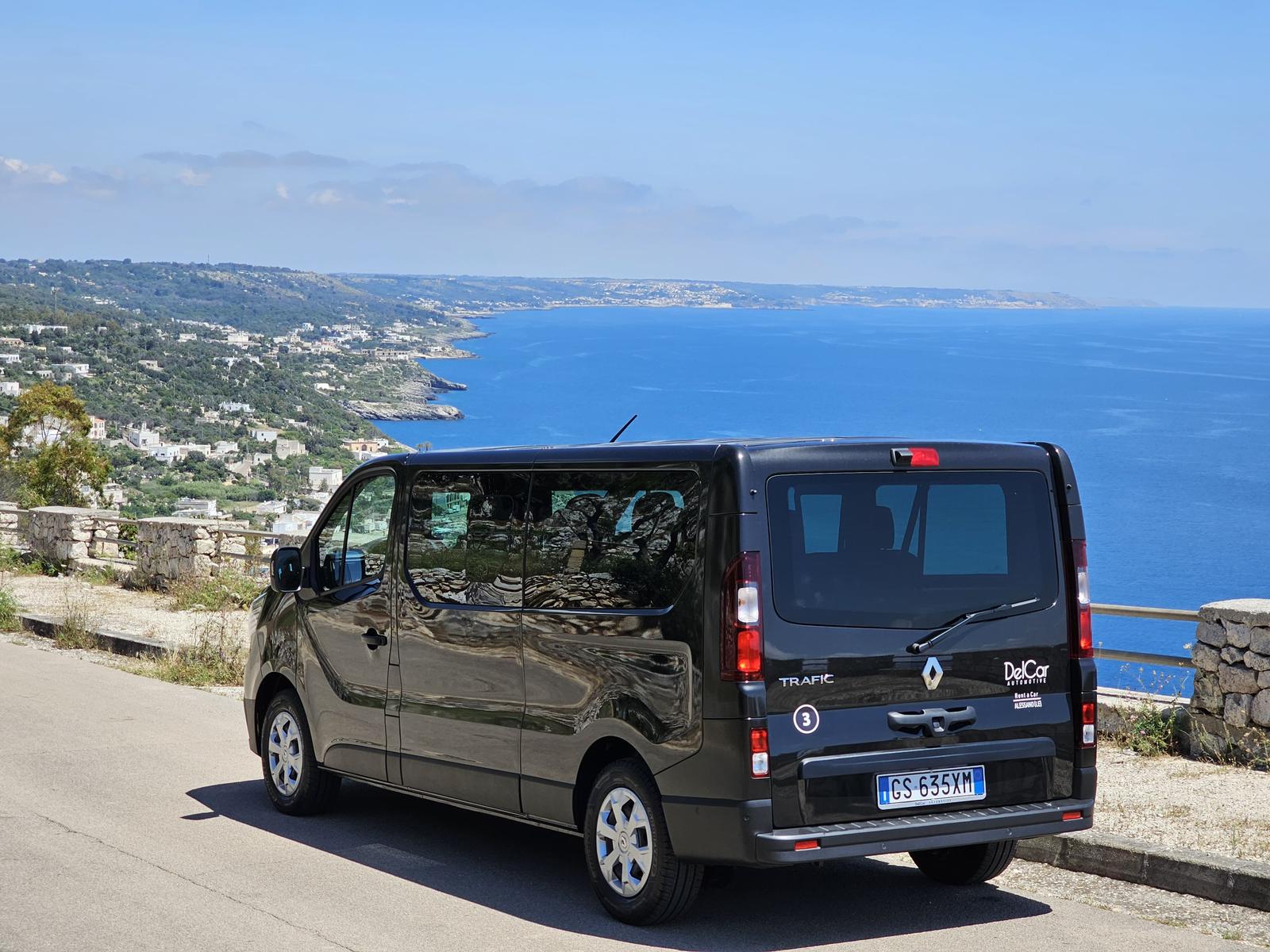 Furgone Renault Trafic 9 posti DelCar — vista posteriore