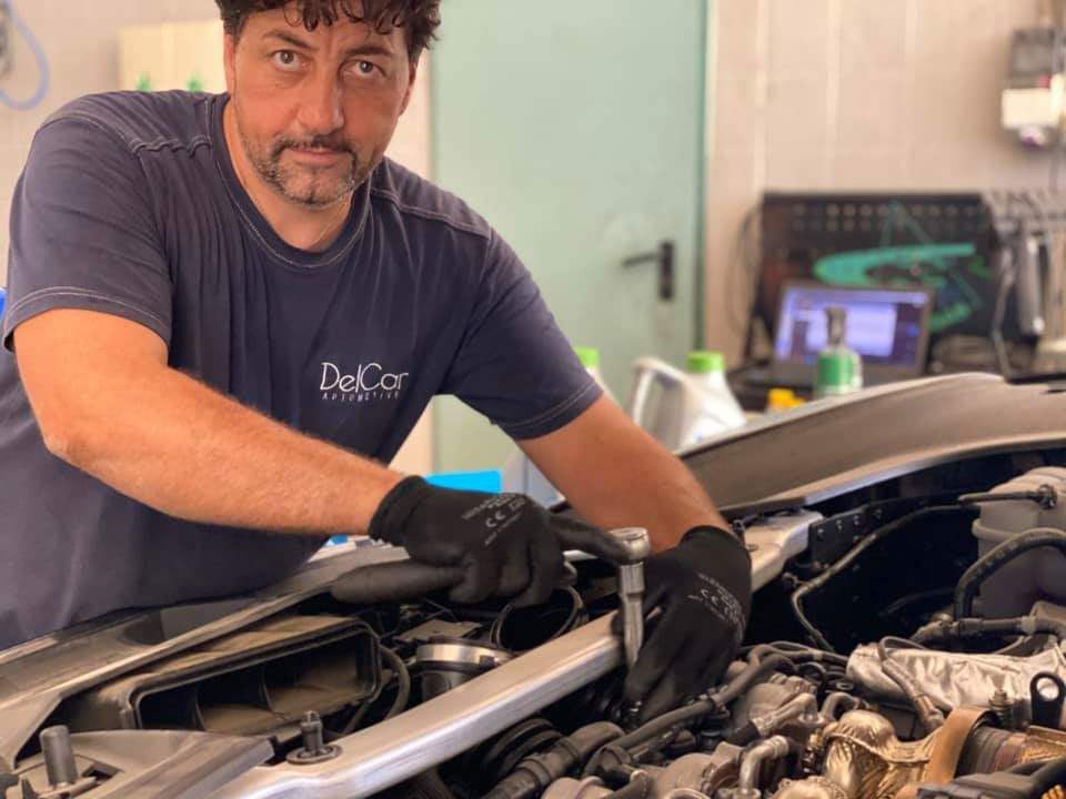 Tecnico DelCar Automotive al lavoro